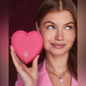 NWT Kendra Scott Heart Jewelry Case in Dark Pink.